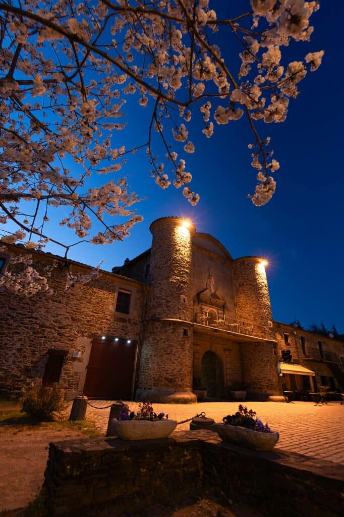 Sainte-Croix-en-Jarez au crépuscule, ancienne chartreuse illuminée dans le Parc du Pilat.