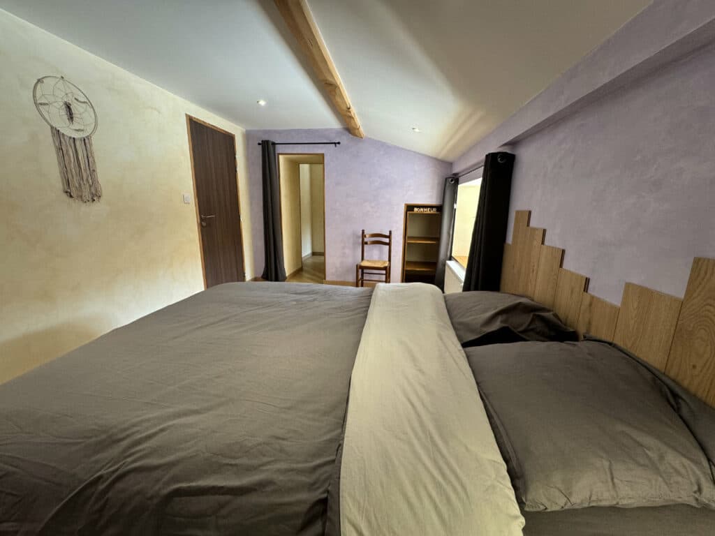 Chambre Côté Cabane, lit king size et déco bois chez Delphine à Doizieux, Parc du Pilat.