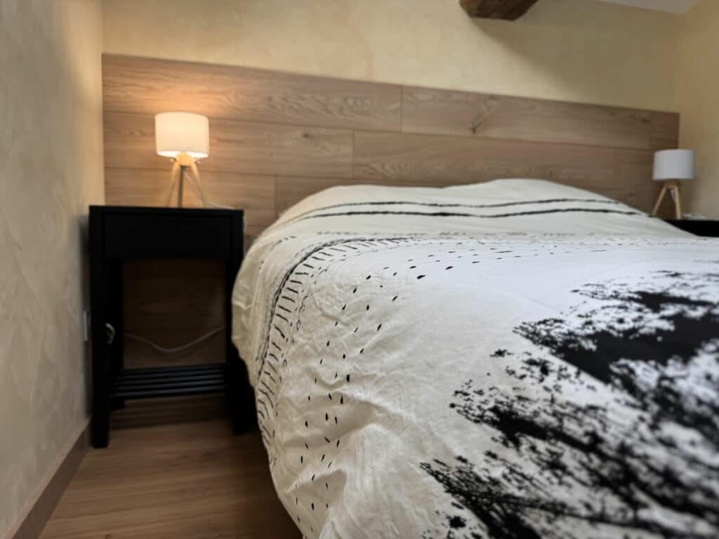 Chambre familiale avec lit double et couchage enfant au premier plan – Doizieux, Pilat.