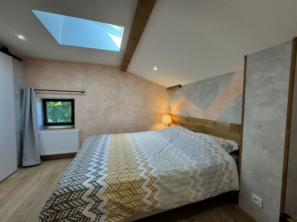 Chambre Tilleul avec grand lit double et verrière de toit – Chez Delphine, Doizieux.