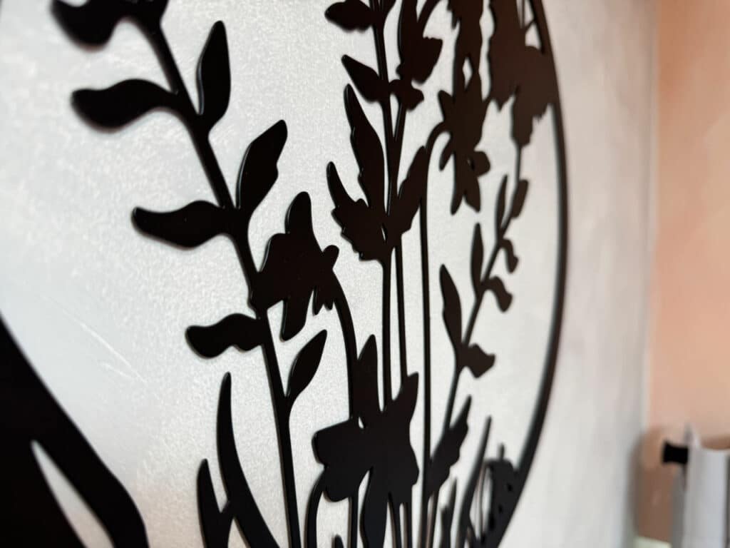 Décoration murale métal motif végétal – chambre Tilleul à Doizieux, Parc du Pilat