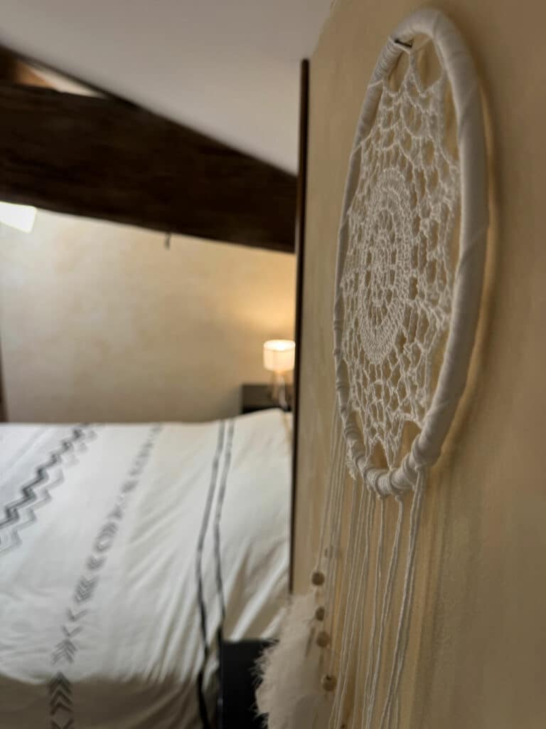 Attrape-rêves en macramé près du lit – chambre Près du Barrage à Doizieux.