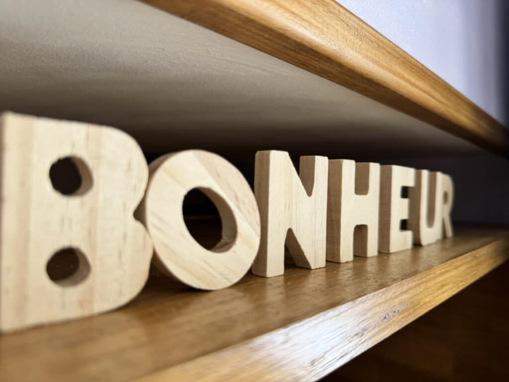 Décoration « Bonheur » en bois sur une étagère – chambres d’hôtes Chez Delphine à Doizieux, Pilat.