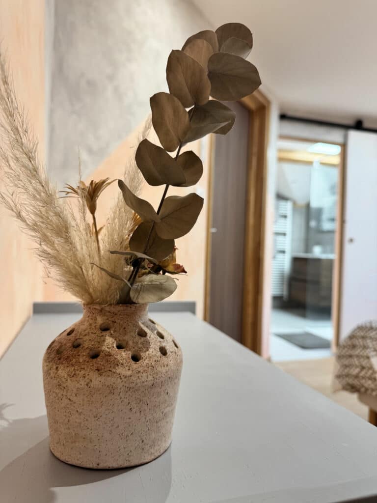 Vase et bouquet sec – détail de décoration de la chambre Tilleul à Doizieux, Pilat.