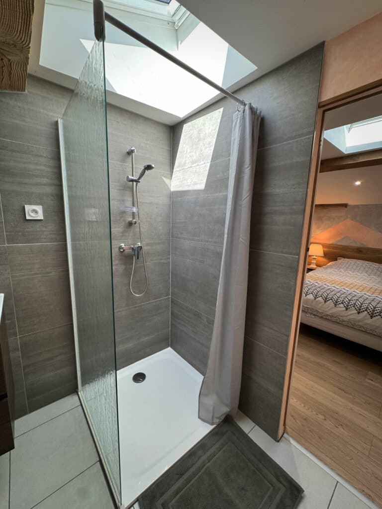 Douche à l’italienne sous verrière – chambre Tilleul, Chez Delphine, Doizieux (Pilat)