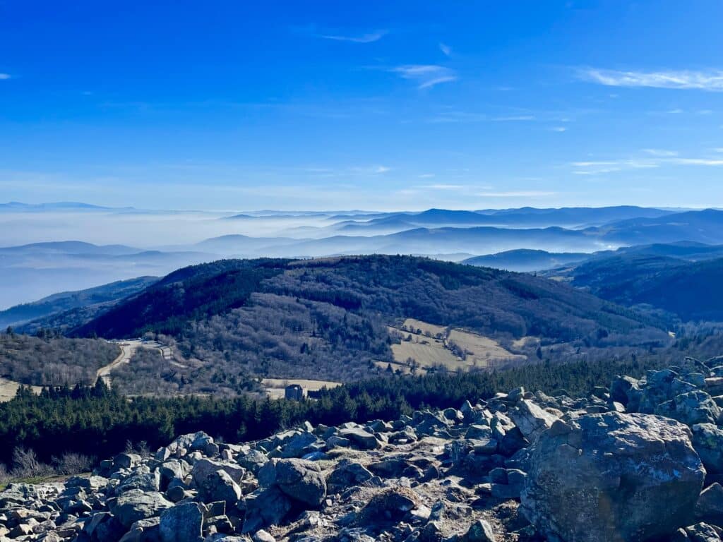 Panorama des crêts du Pilat près de Doizieux, vallées brumeuses – Parc naturel régional du Pilat (Loire).