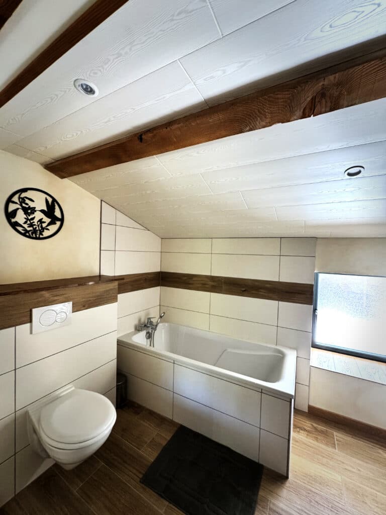 Salle de bain privative avec baignoire dans la chambre Côté Jardin