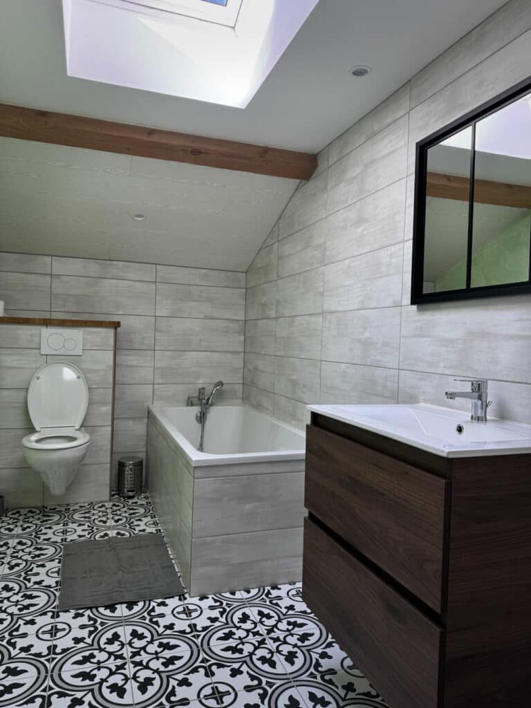 Salle de bain privative avec baignoire, vasque et WC – chambre Près du Barrage, Doizieux.