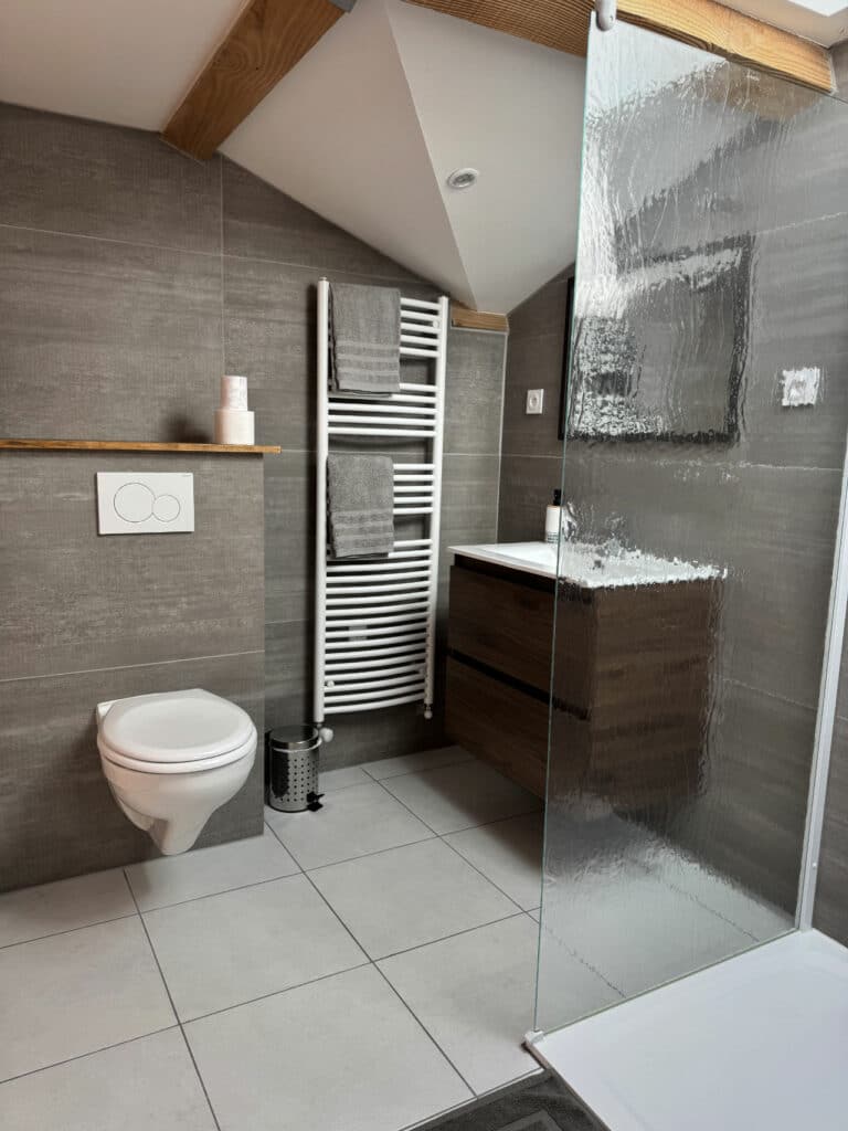 Salle de bain privative de la chambre Tilleul avec douche à l’italienne – Doizieux, Pilat.
