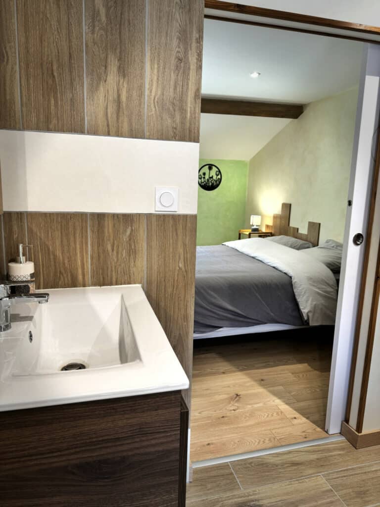 Vasque de la salle de bain privative avec ouverture sur la chambre Côté Jardin.