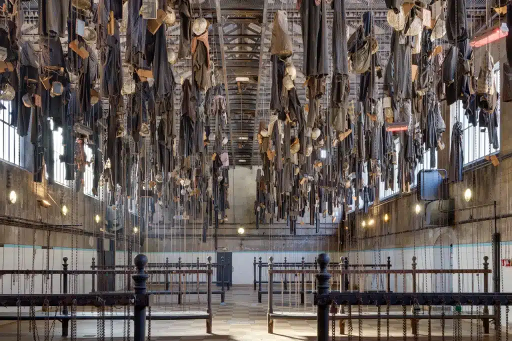 Vestiaires suspendus du Musée de la Mine de Saint-Étienne, dans l’ancien puits Couriot.