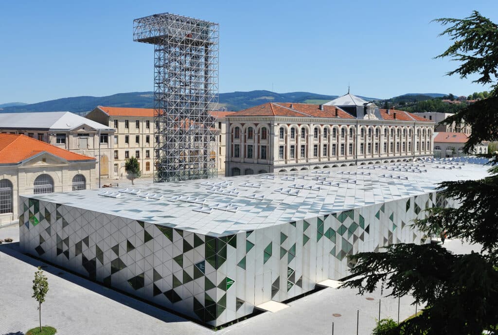 Bâtiments modernes et anciens de la Cité du design à Saint-Étienne, dans l’ancienne Manufacture