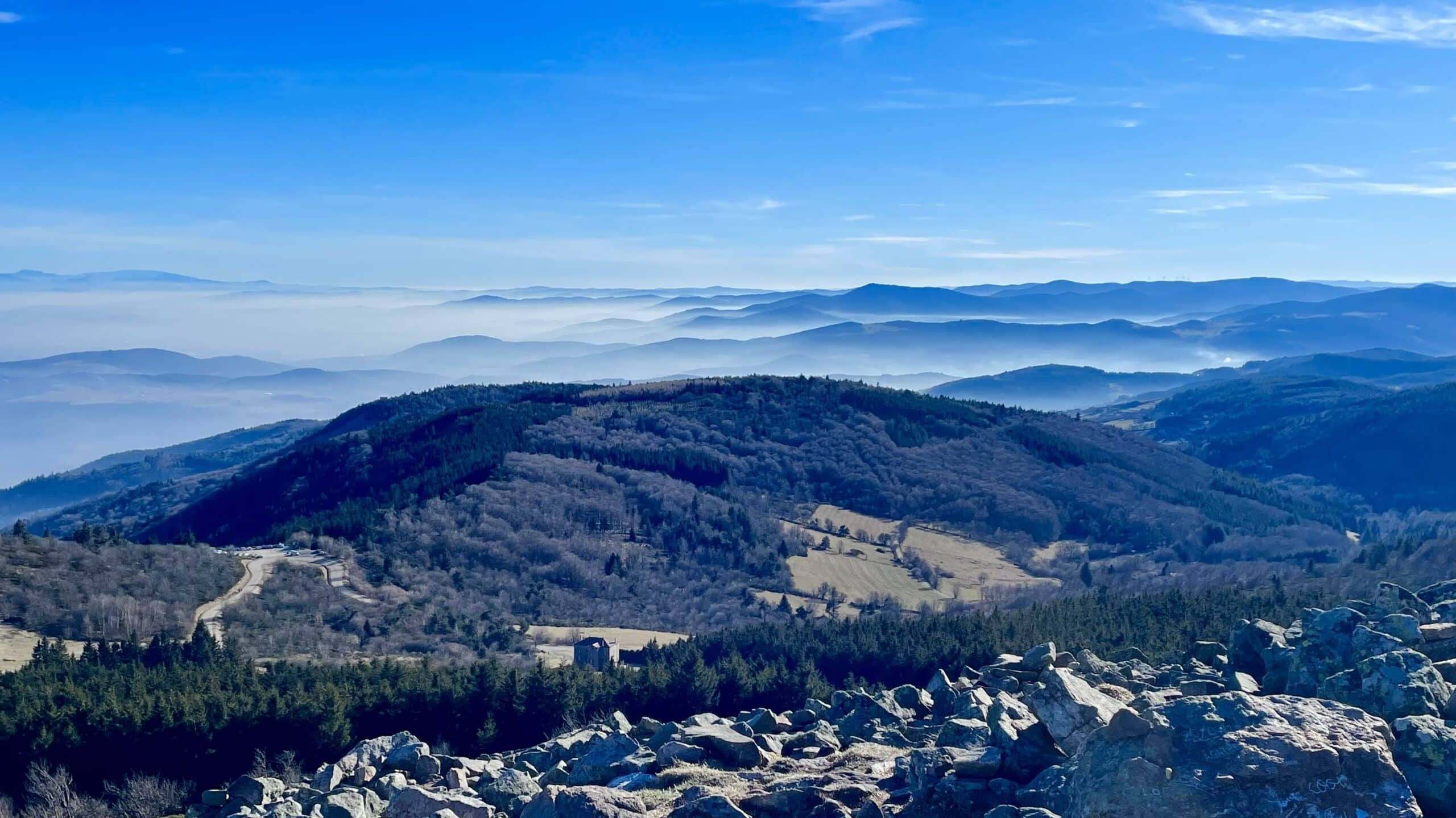 Panorama des crêts du Pilat près de Doizieux, vallées brumeuses – Parc naturel régional du Pilat (Loire).